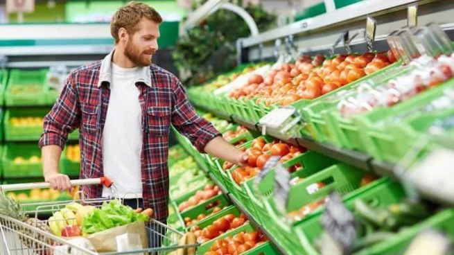 Hombre comprando tomates